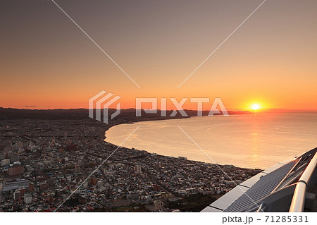 函館山展望台からの日の出 71285331