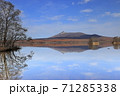 晩秋の大沼国定公園と北海道駒ケ岳 71285338