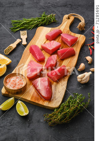 Fresh pieces of tuna fillet Fresh pieces of tuna fillet 71285691