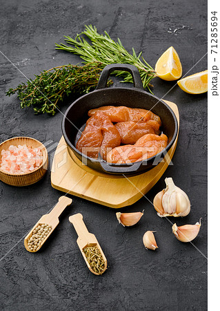 Fish caviar in cast iron pan Fish caviar in cast iron pan 71285694