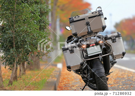 停車中のオートバイ 71286932