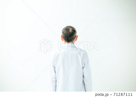 白衣のシニア男性 後ろ姿の写真素材