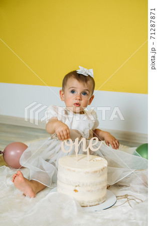 Eco Friendly Baby First Birthday Party with cake. 1st Birthday ideas with natural decoration. Sustainable eco-friendly birthday alternatives party for little girl Eco Friendly Baby First Birthday Party with cake. 1st Birthday ideas with natural decoration. Sustainable eco-friendly birthday alternatives party for little girl 71287871