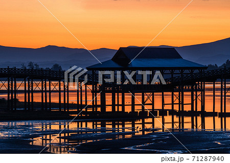 《青森県》鶴の舞橋・薄明 《青森県》鶴の舞橋・薄明 71287940