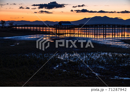 《青森県》鶴の舞橋・薄明 《青森県》鶴の舞橋・薄明 71287942