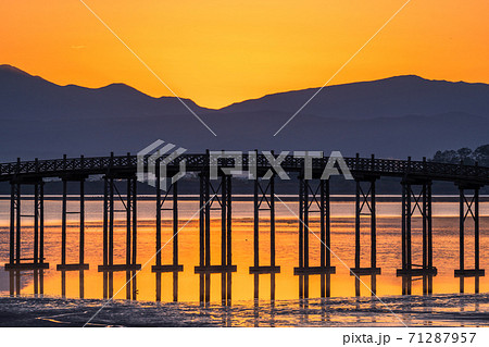 《青森県》鶴の舞橋・薄明 《青森県》鶴の舞橋・薄明 71287957