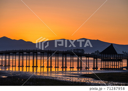 《青森県》鶴の舞橋・薄明 《青森県》鶴の舞橋・薄明 71287958