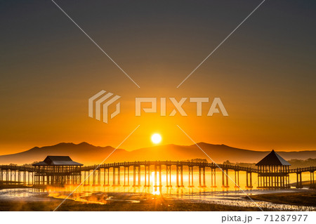 《青森県》鶴の舞橋・ご来光 71287977