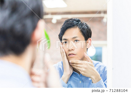 お肌に気を使ってケアする若い男性 メンズメイク 71288104