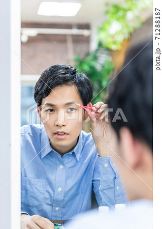 お肌に気を使ってケアする若い男性 メンズメイク 71288187