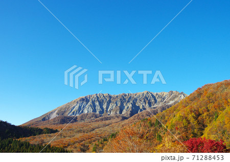 紅葉シーズンの奥大山 鳥取県 大山 鍵掛峠 快晴 の写真素材