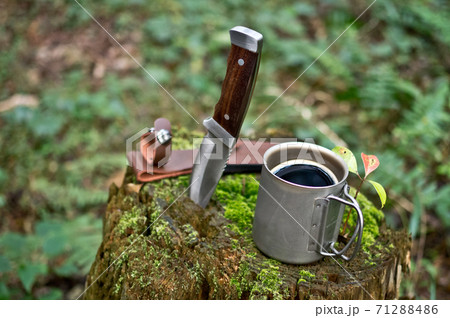 キャンプ場のナイフとコーヒー キャンプ場のナイフとコーヒー 71288486