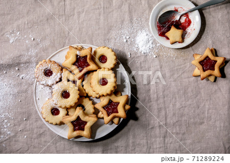 Linz shortbread biscuits cookies with jam on linen tablecloth. Flat lay 71289224