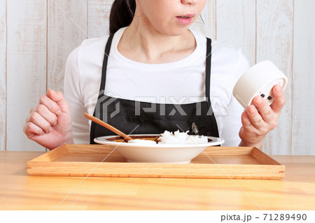 食事休憩中の女性スタッフ 食事休憩中の女性スタッフ 71289490