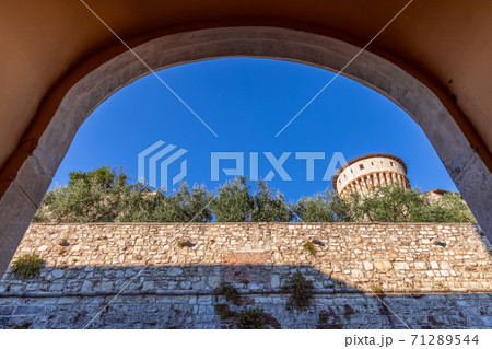 The main entrance arch to the castle of Brescia city. View of the observation tower of the castle The main entrance arch to the castle of Brescia city. View of the observation tower of the castle 71289544