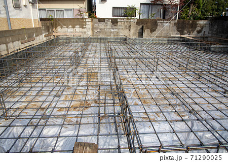 一戸建ての基礎工事が始まった工事現場 一戸建ての基礎工事が始まった工事現場 71290025