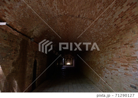 <神奈川県>東京湾の無人島「猿島」に残る要塞跡のトンネル <神奈川県>東京湾の無人島「猿島」に残る要塞跡のトンネル 71290127