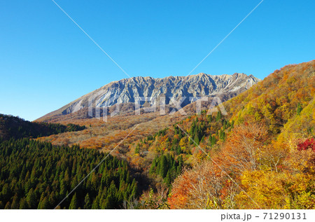 紅葉シーズンの奥大山 鳥取県 大山 鍵掛峠 快晴 の写真素材