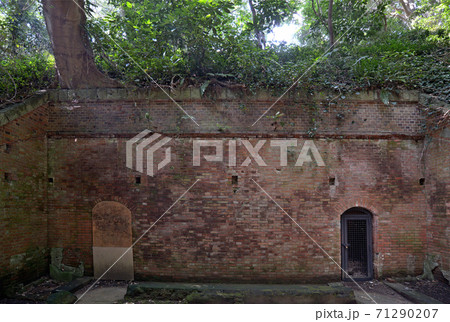 ＜神奈川県＞東京湾の無人島「猿島」に残る要塞跡の弾薬庫 71290207