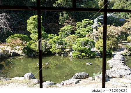 下関市長府庭園 書院の石英ガラス越しに見る庭園 下関市長府庭園 書院の石英ガラス越しに見る庭園 71290325