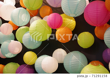 カラフルな提灯(ちょうちん) カラフルな提灯(ちょうちん) 71291158