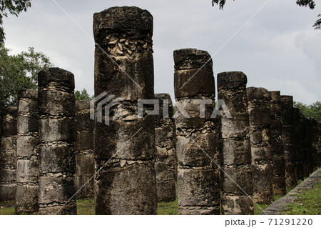Mayan Pyramid of Chichen Itza on a rainy day, Mexico 71291220