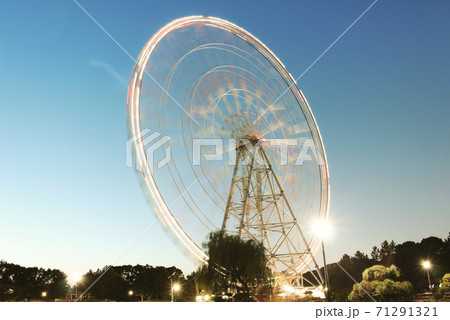 グルグル回る夕方の観覧車の写真素材
