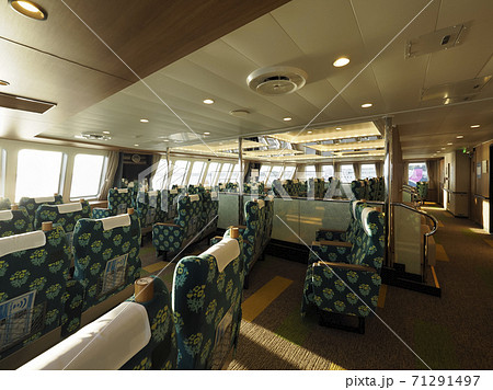 稚内港停泊中のハートランドフェリー 「アマポーラ宗谷」 船内 一等アイランドビューシートの様子 71291497