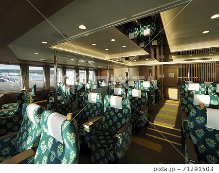 稚内港停泊中のハートランドフェリー 「アマポーラ宗谷」 船内 一等アイランドビューシートの様子 71291503