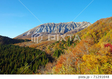 紅葉シーズンの奥大山 鳥取県 大山 鍵掛峠 快晴 の写真素材