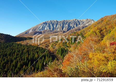 紅葉シーズンの奥大山 鳥取県 大山 鍵掛峠 快晴 の写真素材