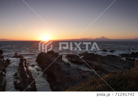 三浦半島　荒崎・潮騒のみち　潮風の丘下から見た富士山 71291742