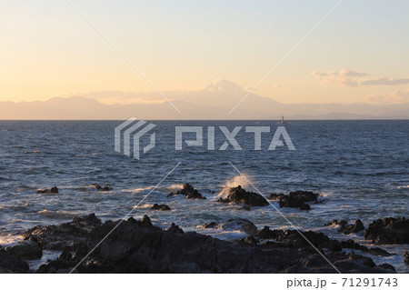 三浦半島　荒崎・潮騒のみち　潮風の丘下から見た富士山 71291743