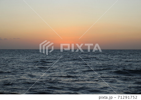 海に夕陽が沈んだ瞬間の夕景 海に夕陽が沈んだ瞬間の夕景 71291752