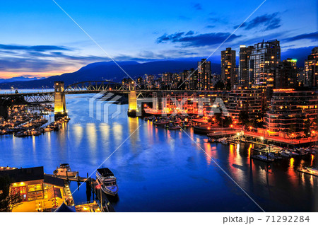 カナダバンクーバーの港風景 71292284