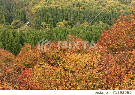 紅葉の米坂線の写真素材