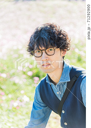 コスモス畑で微笑む若い男性 コスモス畑で微笑む若い男性 71292900