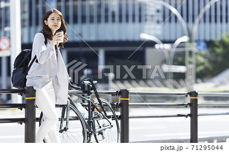 街中でコーヒーを飲んで休息する女性 71295044