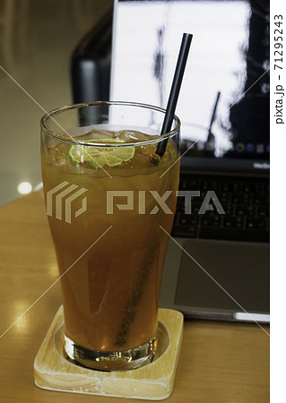 Homemade iced tea with lemon 71295243