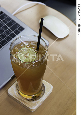 Homemade iced tea with lemon 71295244