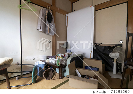 散らかった部屋 71295566