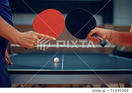 Women holds ping pong rackets, table tennis 71295908