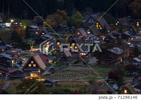 《岐阜県》明かりの灯る白川郷・日本の原風景 71296146