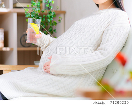 炭酸水を飲む妊婦　レモン　4:3 71296239