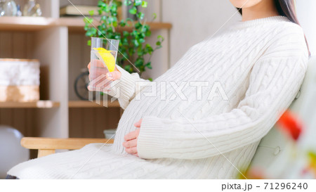 炭酸水を飲む妊婦　レモン　16:9 71296240