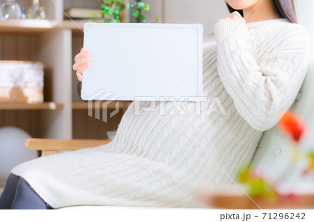 ホワイトボードを持つ妊婦 ホワイトボードを持つ妊婦 71296242
