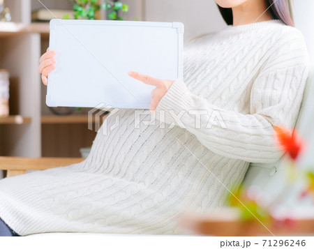 ホワイトボードを持つ妊婦 4:3 ホワイトボードを持つ妊婦 4:3 71296246