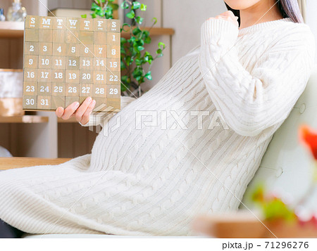 カレンダーを見る妊婦　考える　4:3 71296276