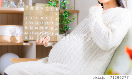 カレンダーを見る妊婦 考える 16:9 カレンダーを見る妊婦 考える 16:9 71296277