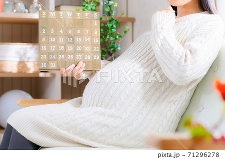 カレンダーを見る妊婦　考える　 71296278